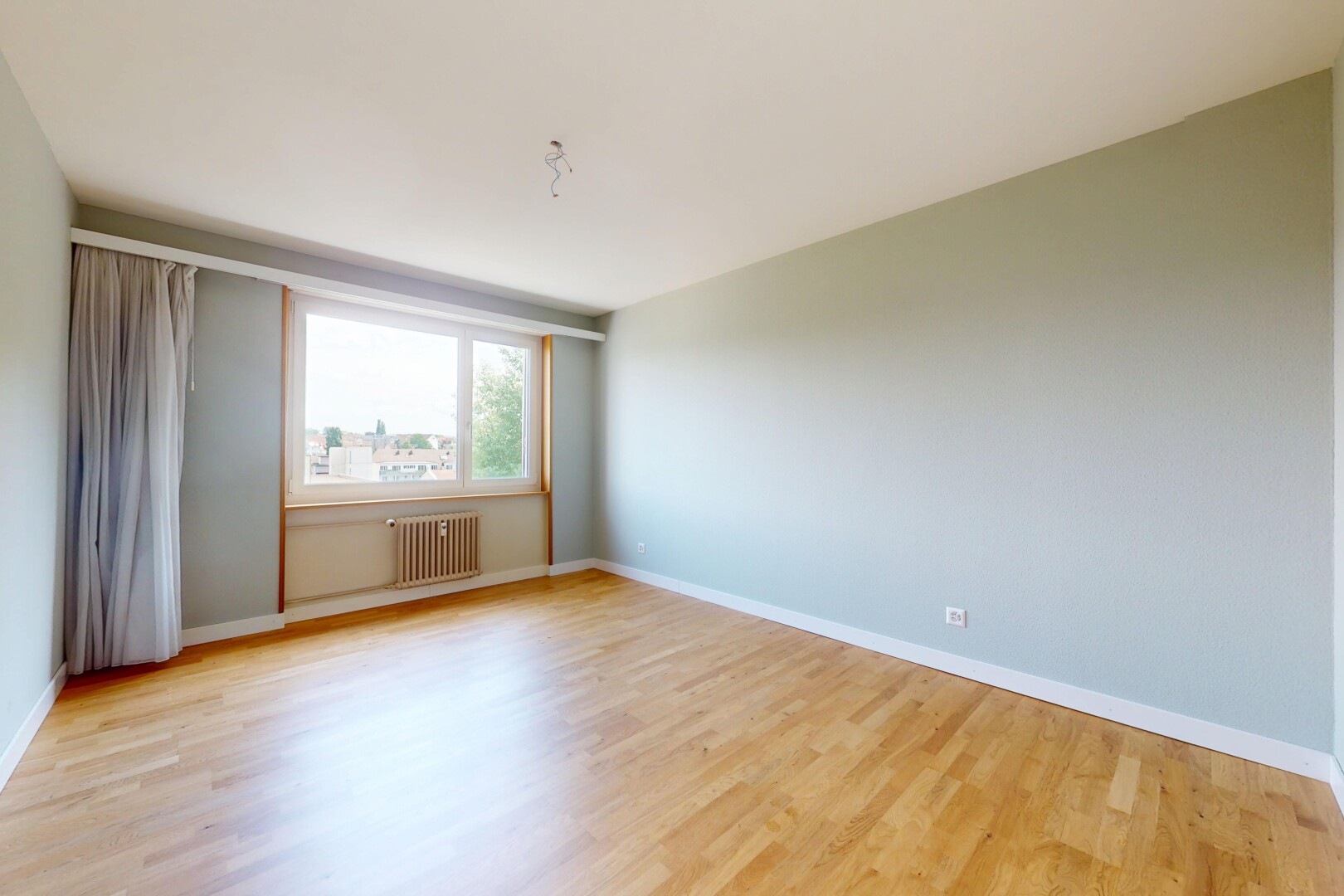 pièce vide avec radiateur, lumière naturelle, natural light, inside property, et cloison sèche