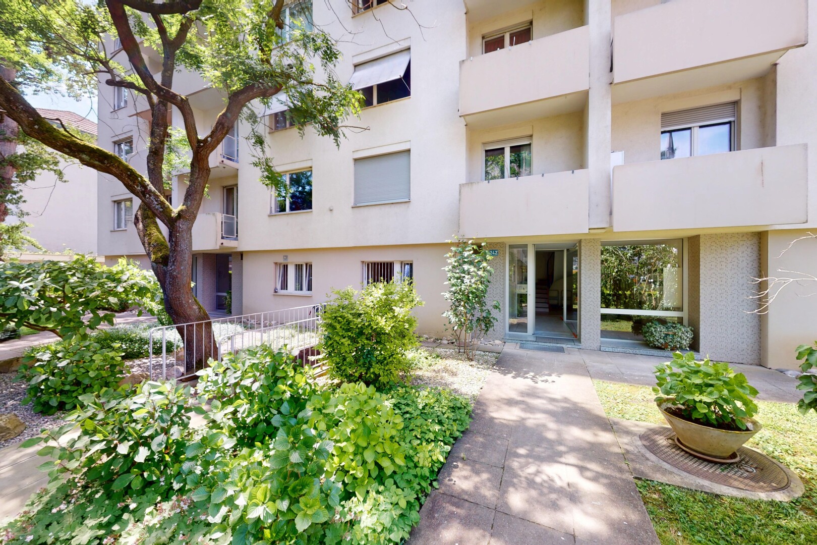 extérieur du bâtiment avec property visible, apartment complex view, vue sur le complexe d'appartements, et clôture