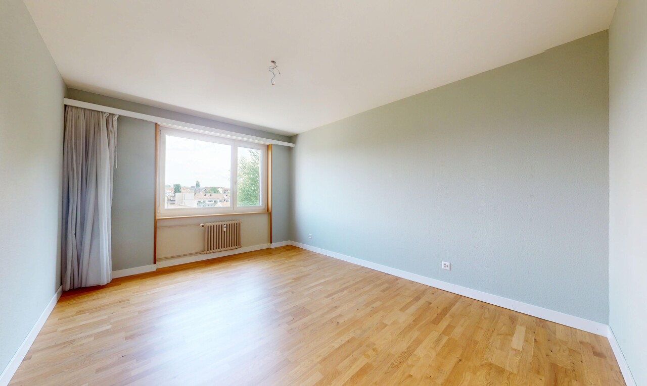 pièce vide avec radiateur, lumière naturelle, natural light, inside property, et cloison sèche