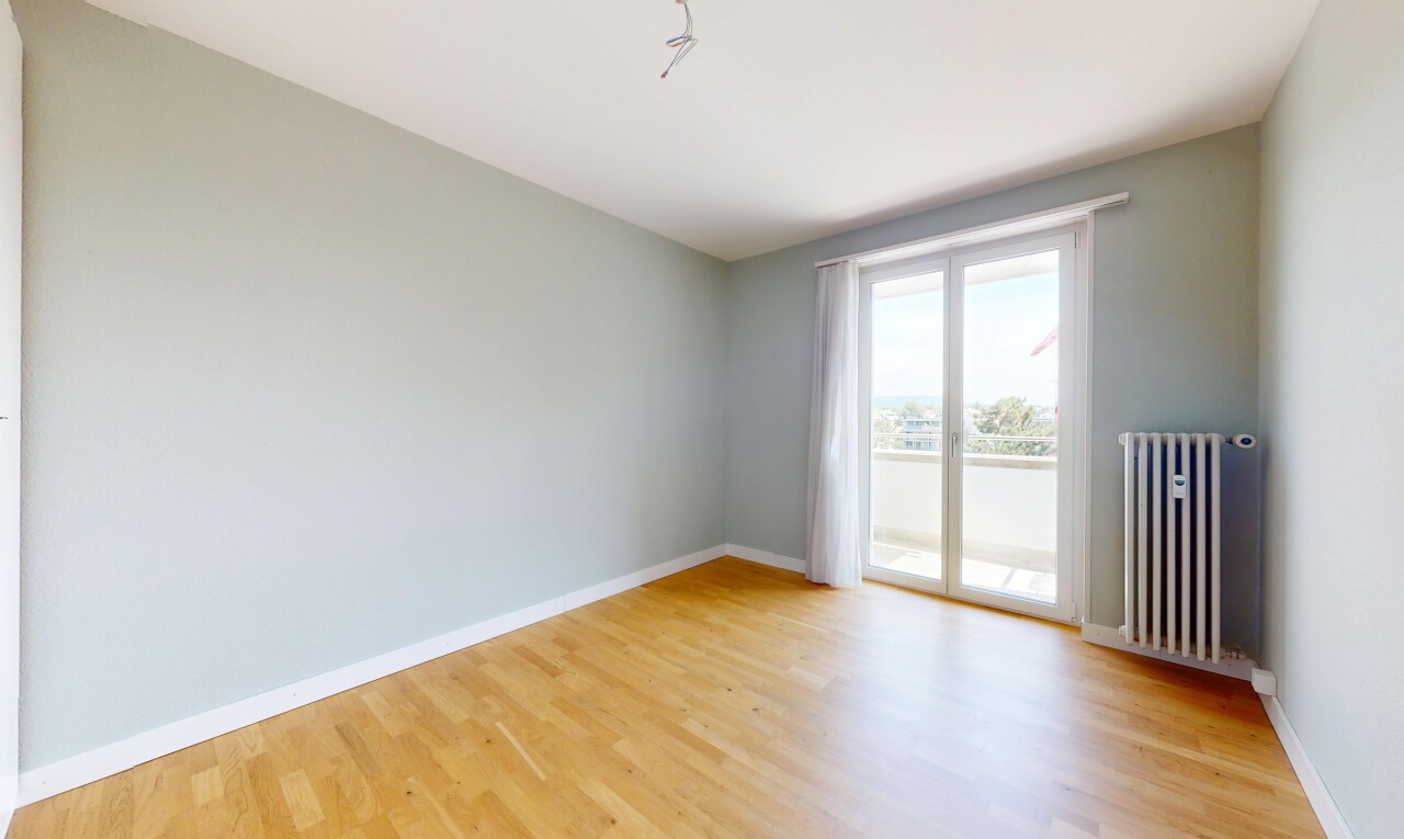 pièce vide avec radiateur, lumière naturelle, natural light, cloison sèche, et drywall