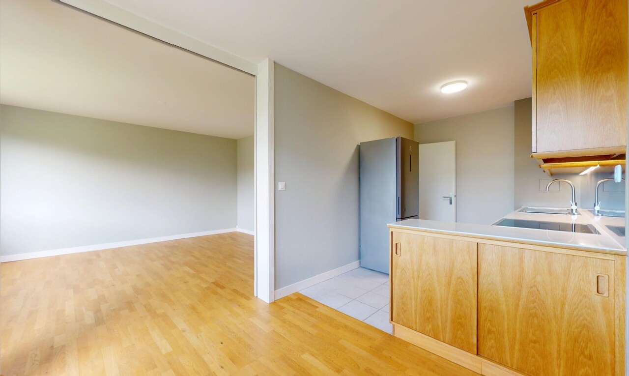 cuisine avec évier, drywall, cloison sèche, inside property, et wood finish floor