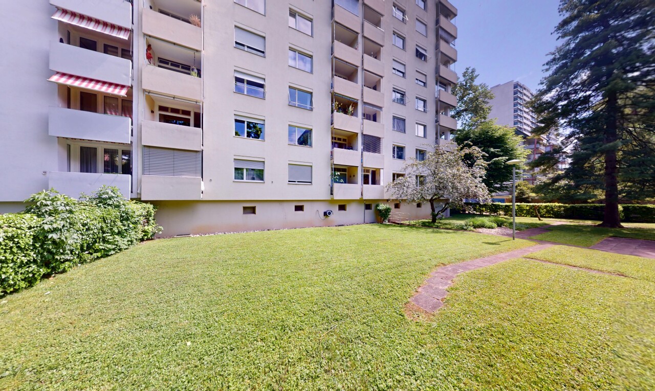 extérieur du bâtiment avec property visible, vue sur le complexe d'appartements, et apartment complex view