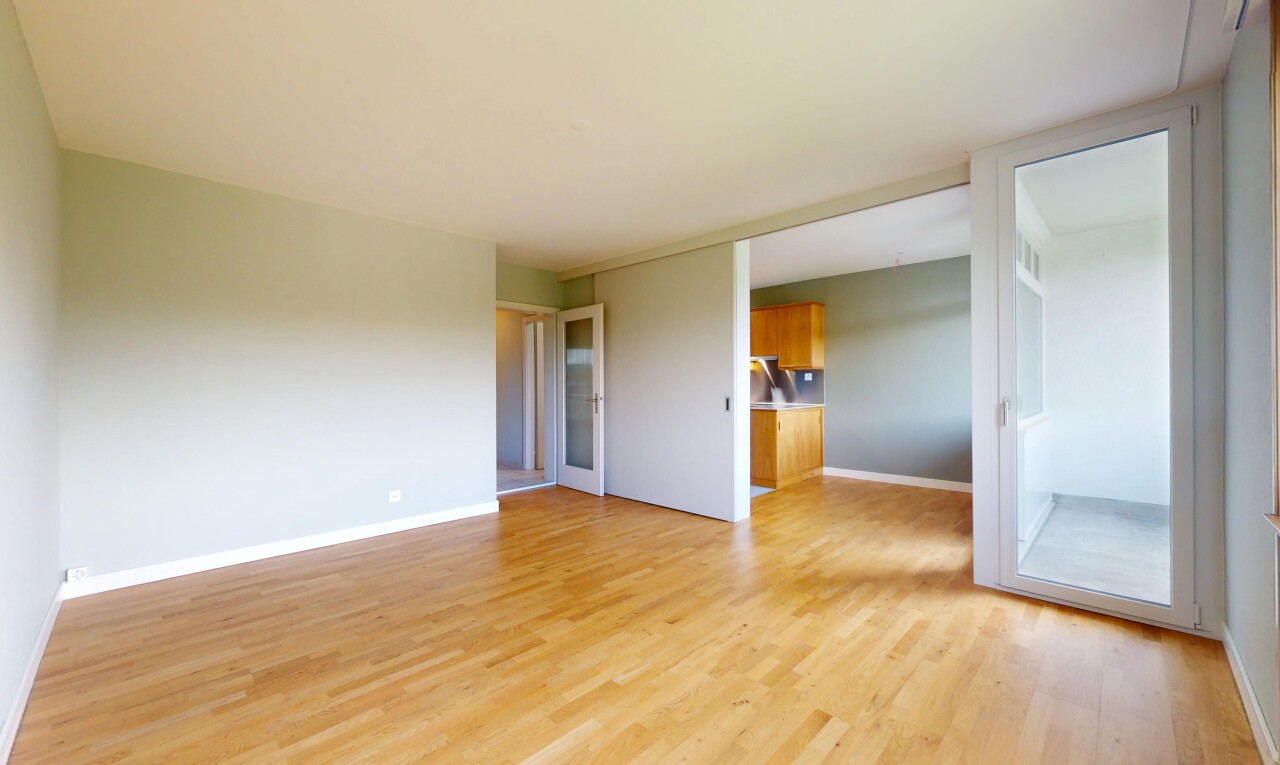 pièce vide avec wood finish floor, sol en finition bois, drywall, cloison sèche, et inside property