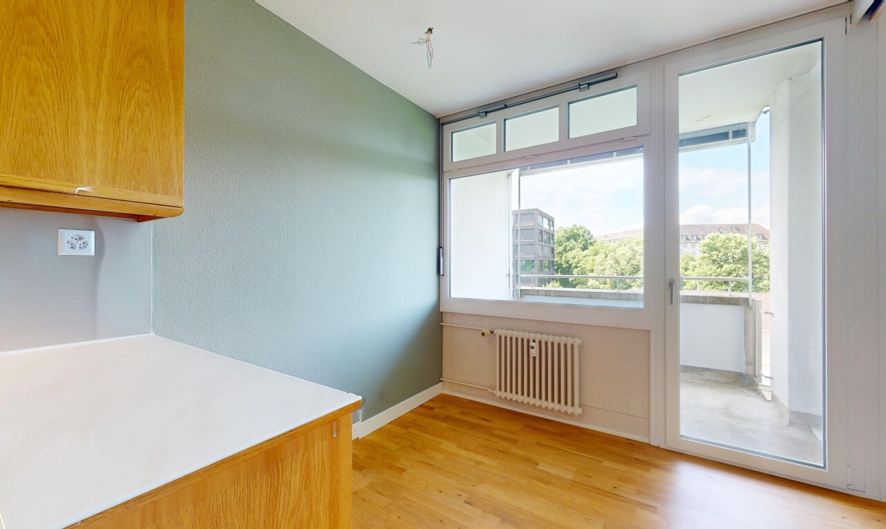 pièce vide avec radiateur, natural light, lumière naturelle, inside property, et wood finish floor