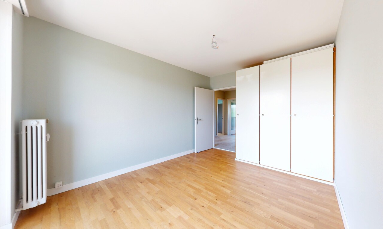 pièce vide avec radiateur, wood finish floor, sol en finition bois, inside property, et drywall