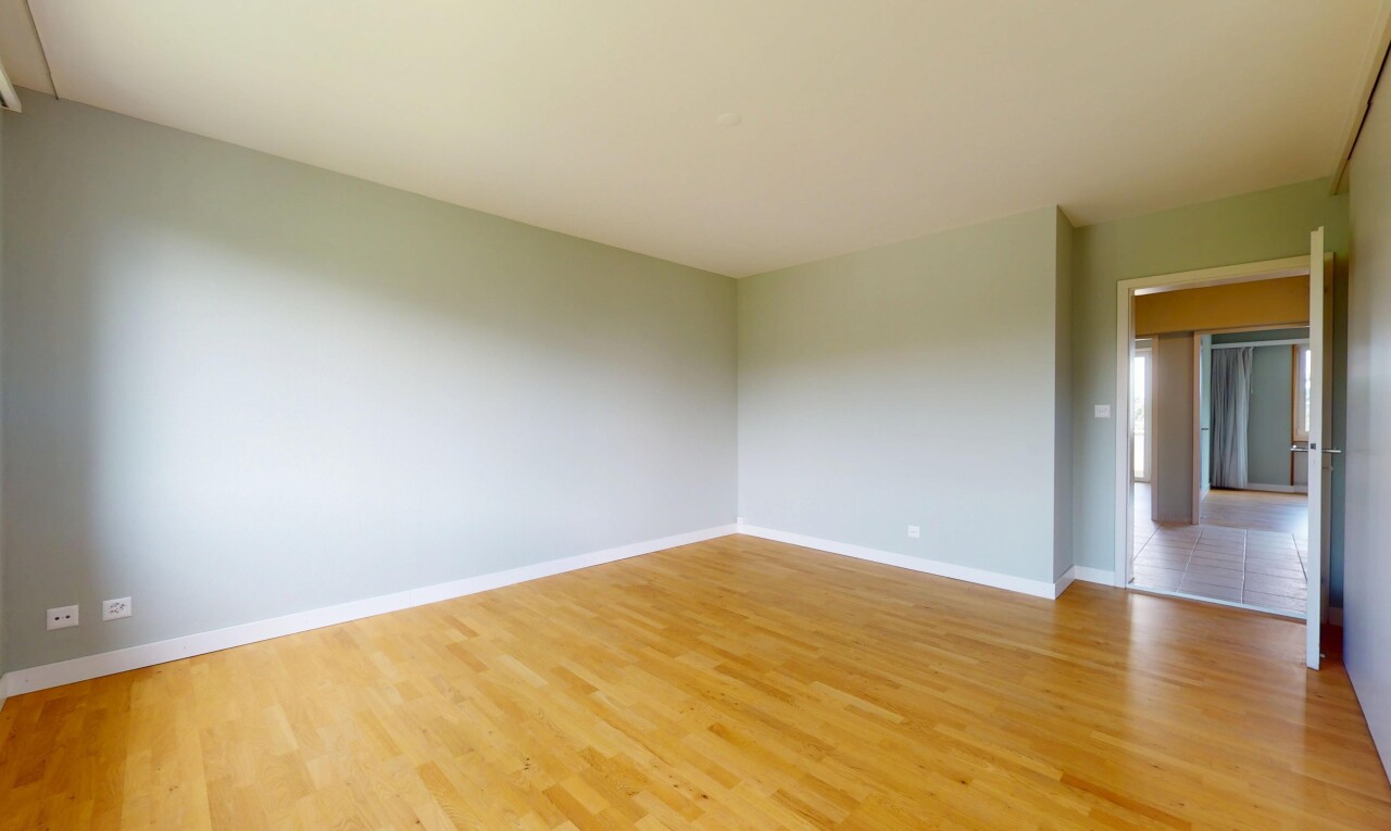 pièce vide avec drywall, cloison sèche, wood finish floor, sol en finition bois, et inside property