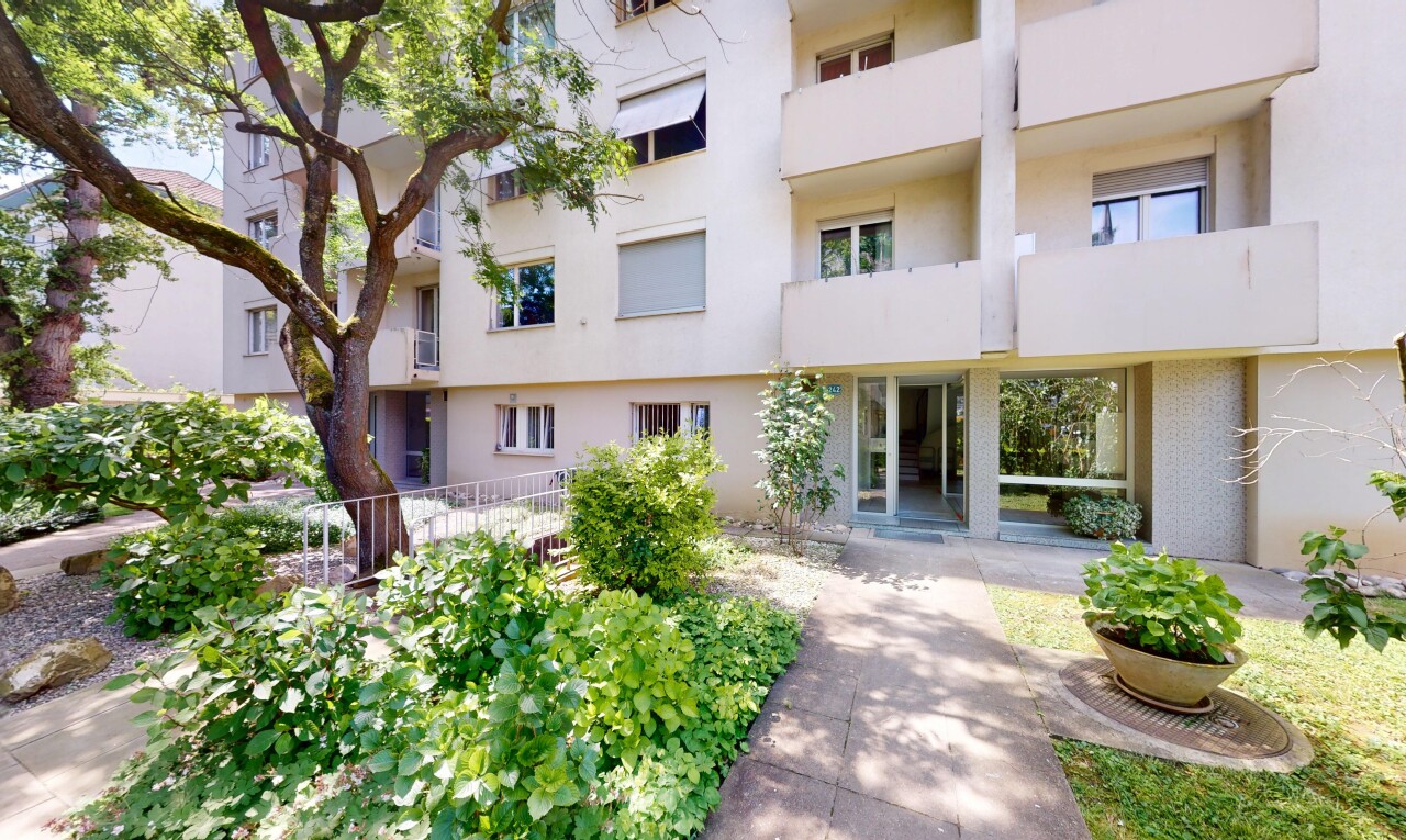 extérieur du bâtiment avec property visible, apartment complex view, vue sur le complexe d'appartements, et clôture