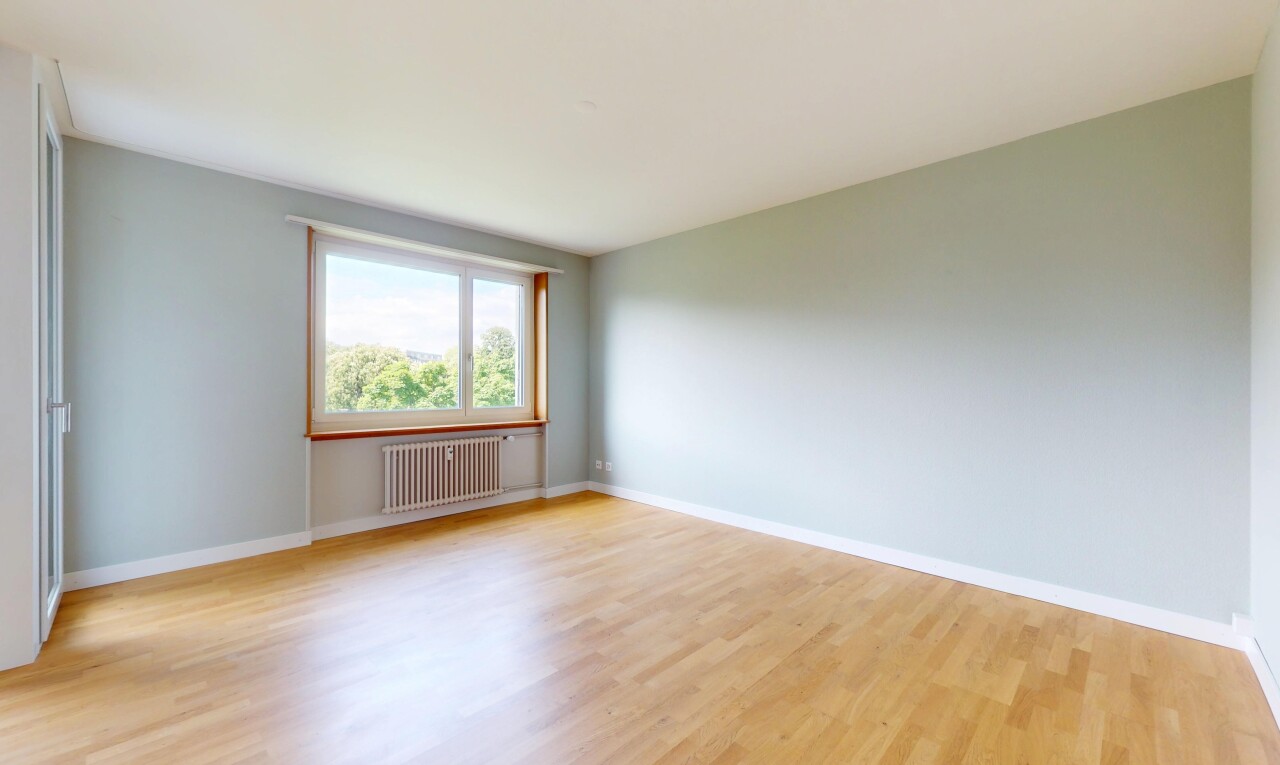pièce vide avec radiateur, inside property, wood finish floor, sol en finition bois, et drywall