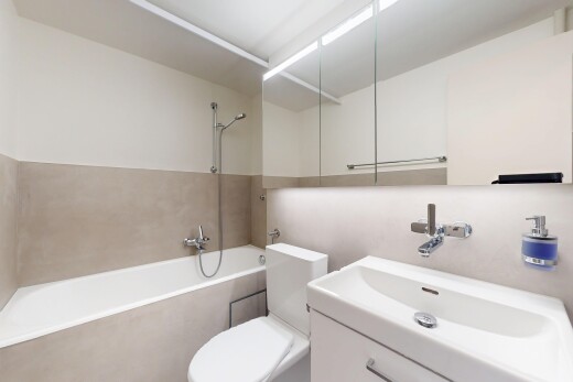 salle de bains avec évier, bain, salle de bain complète, inside property, et miroir