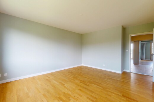 leerer raum mit drywall, gipskartonwand, wood finish floor, holzfußboden, und inside property