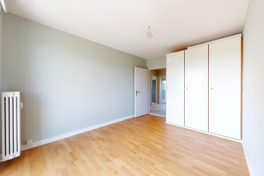 leerer raum mit kühler, wood finish floor, holzfußboden, inside property, und drywall