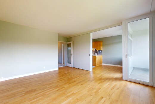 pièce vide avec wood finish floor, sol en finition bois, drywall, cloison sèche, et inside property
