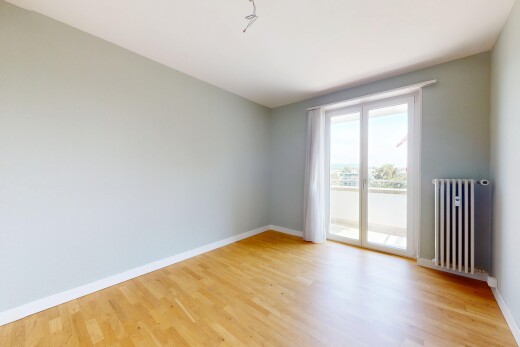 pièce vide avec radiateur, lumière naturelle, natural light, cloison sèche, et drywall