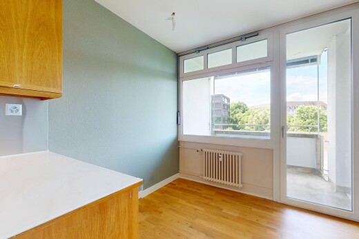 pièce vide avec radiateur, natural light, lumière naturelle, inside property, et wood finish floor