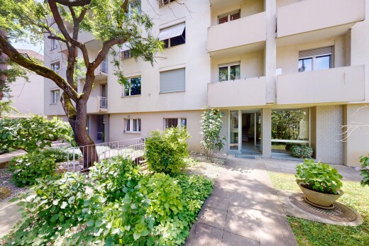extérieur du bâtiment avec property visible, apartment complex view, vue sur le complexe d'appartements, et clôture