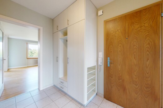 chambre avec inside property, cloison sèche, drywall, lumière naturelle, et natural light