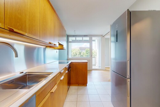 küche mit kühlschrank, waschbecken, inside property, natürliches licht, und natural light