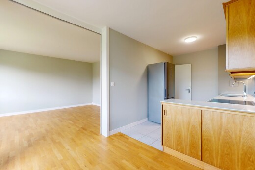 küche mit waschbecken, drywall, gipskartonwand, inside property, und wood finish floor