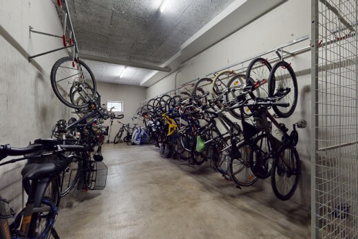 gym avec concrete floor et inside community