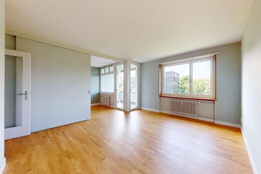 leerer raum mit kühler, inside property, wood finish floor, holzfußboden, und natural light