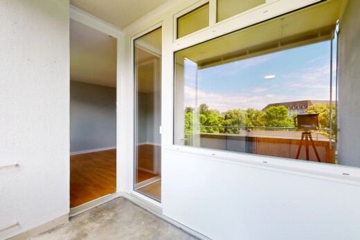 terrasse mit day time und balkon