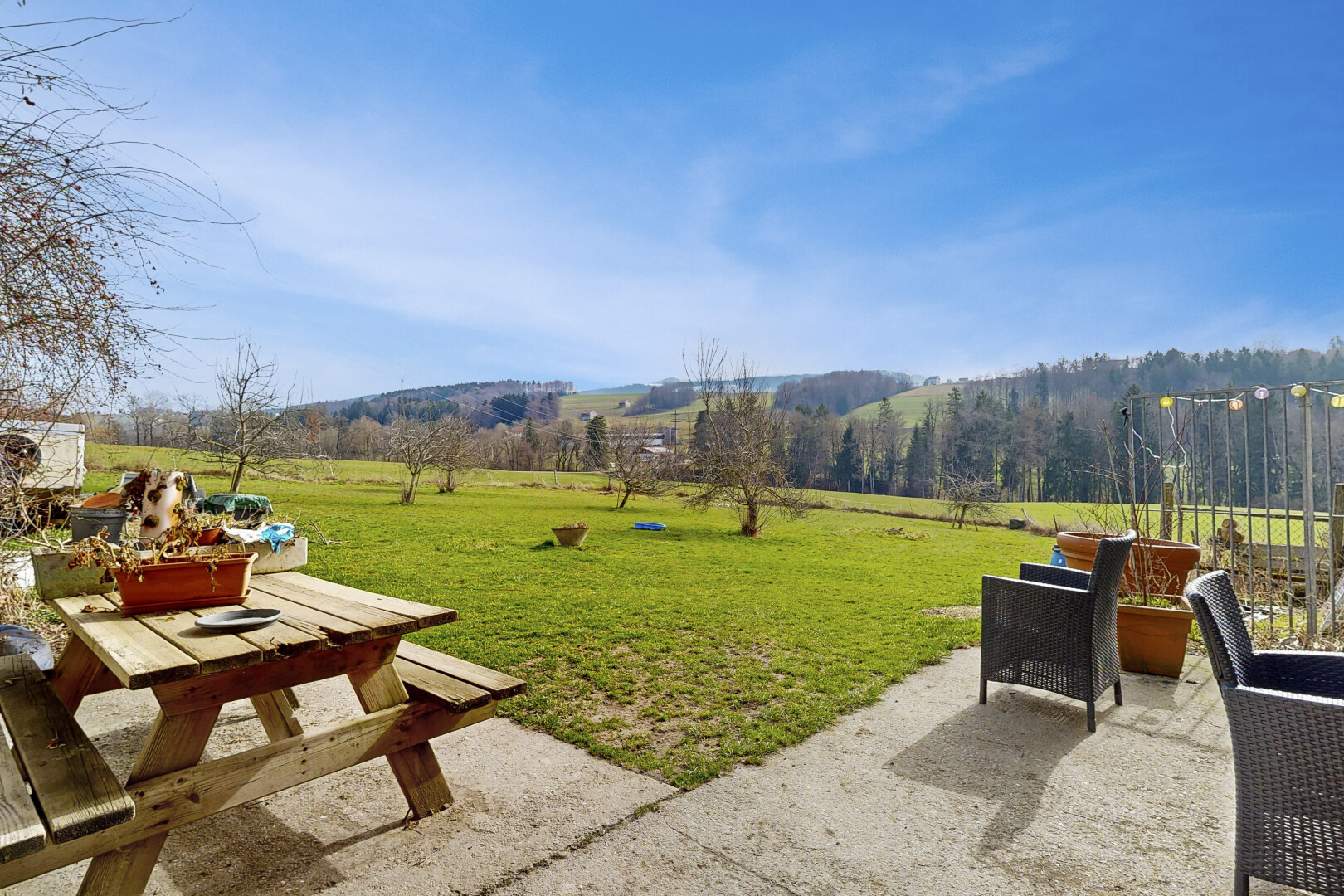 garten mit from property, rasen, terrasse, day time, und ländliche aussicht