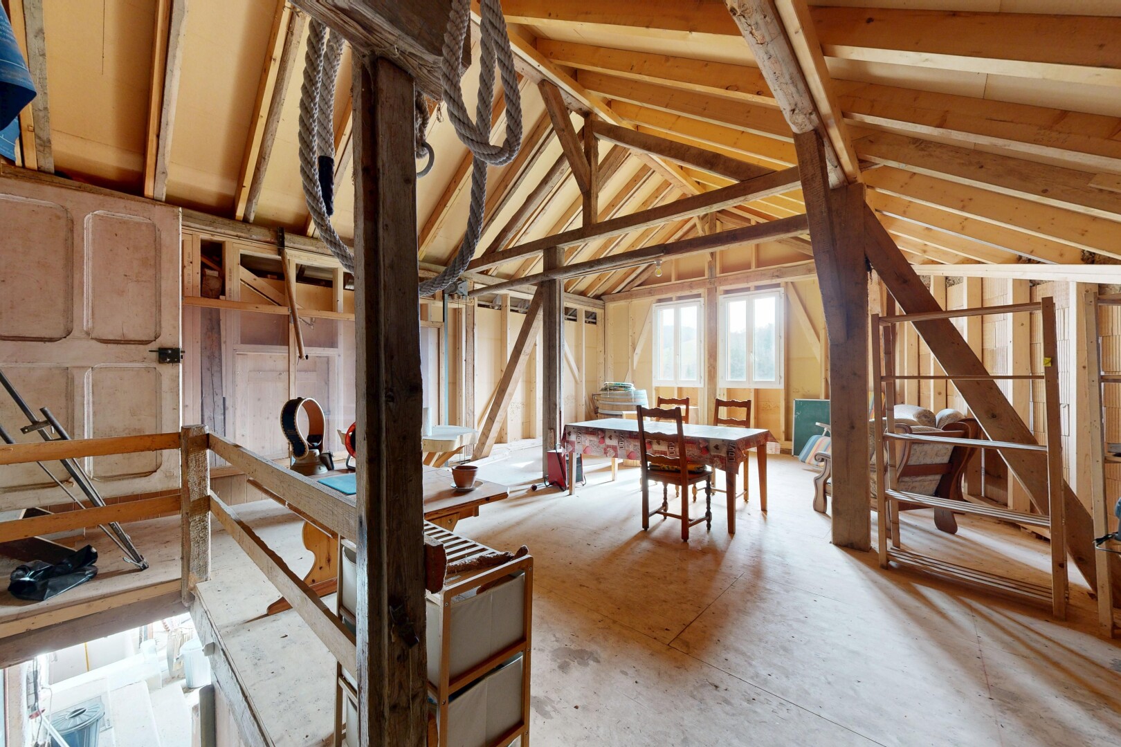 treppe mit inside property, unfinished floor, cathedral ceiling, kathedralendecke, und natural light
