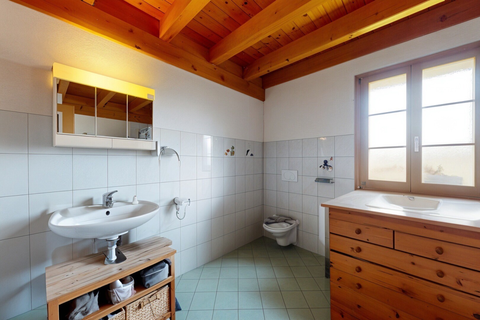bad mit inside property, light floor, tile wall, fliesenwand, und tile floor