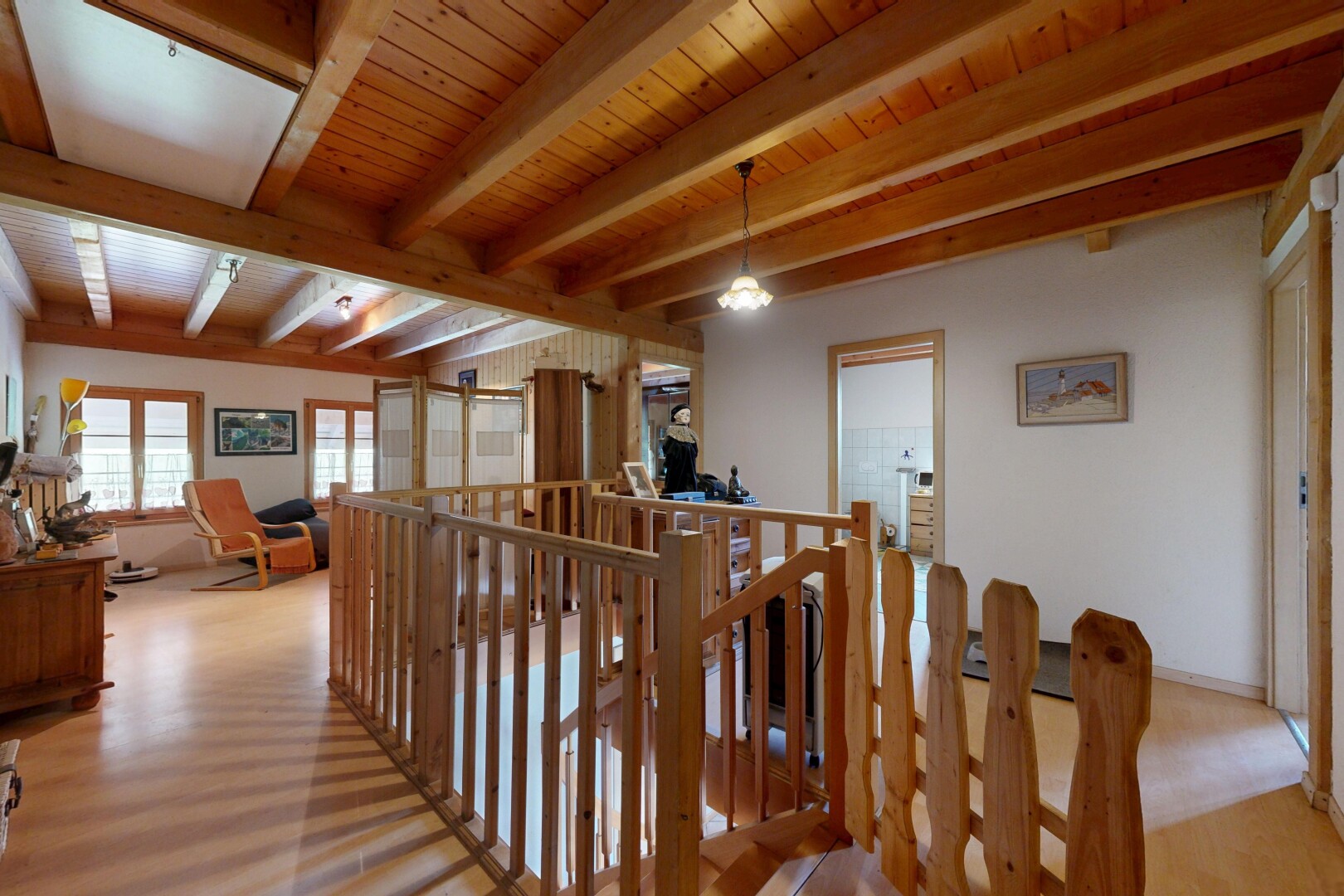 esszimmer mit inside property, wood finish floor, holzfußboden, natural light, und natürliches licht