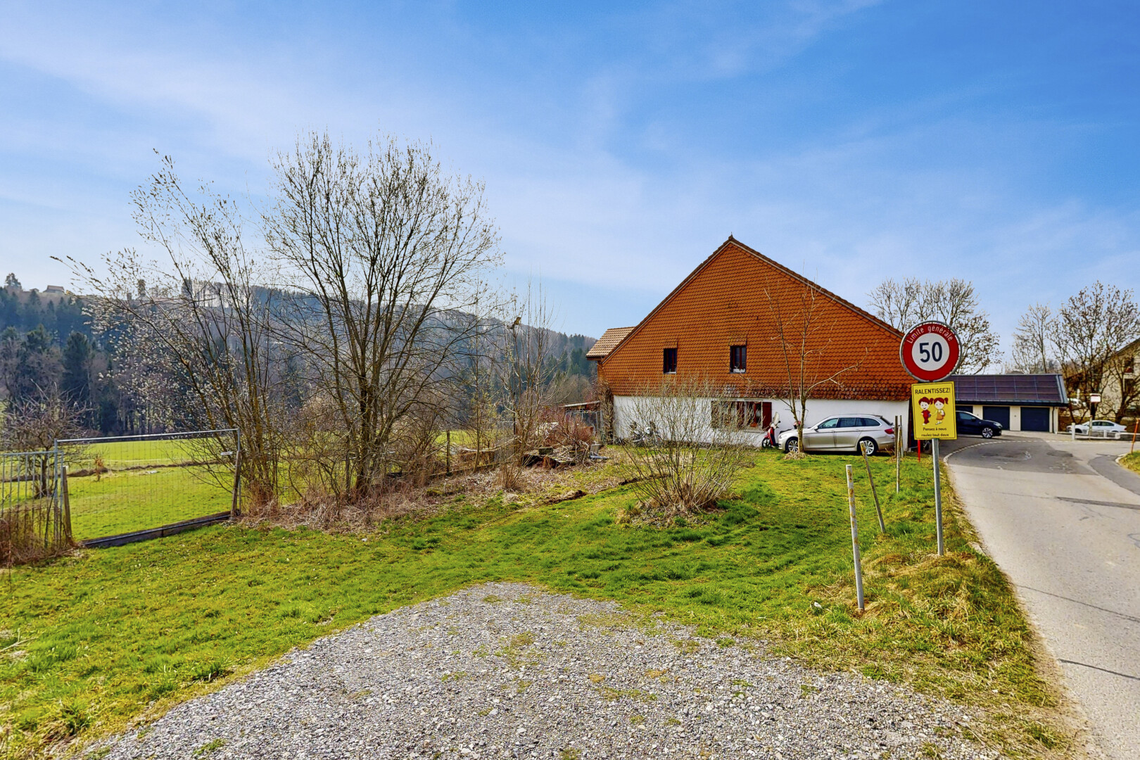 außenansicht mit day time, rasen, zaun, und parkplatz