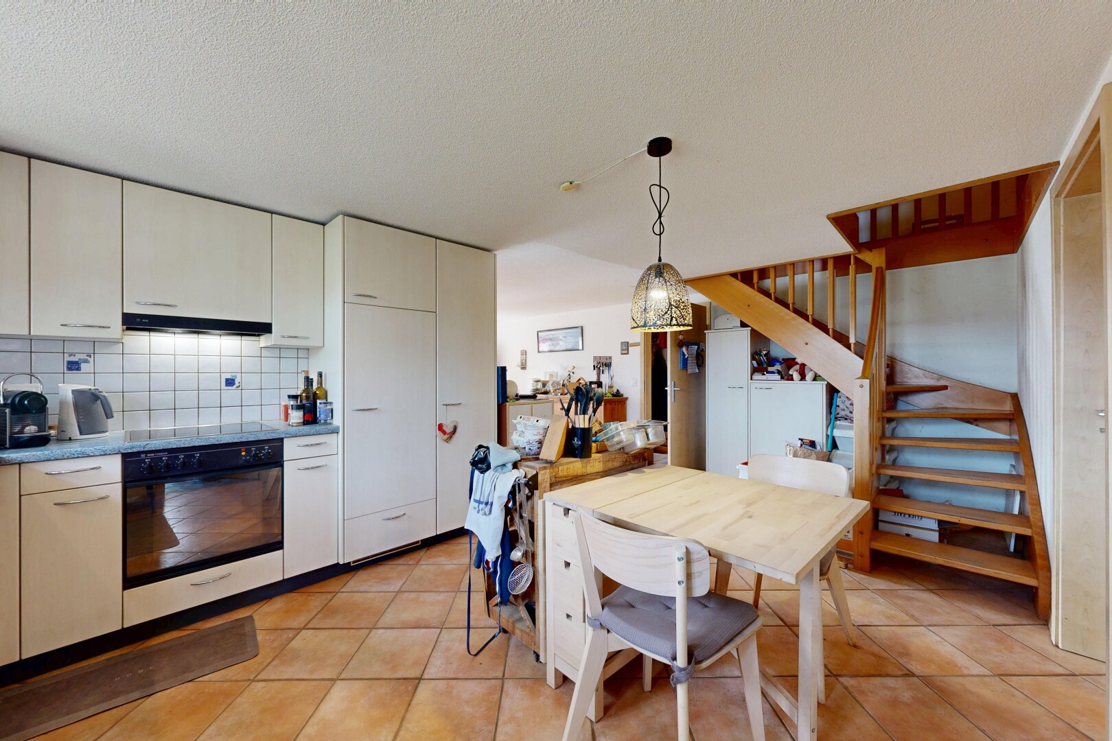 küche mit ofen, light floor, inside property, pendant lighting, und pendelleuchte