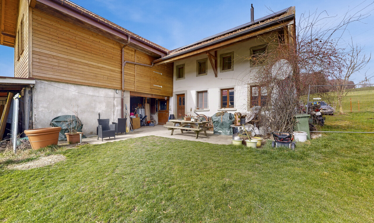 außenansicht mit rasen, property visible, terrasse, day time, und horizontale verkleidung