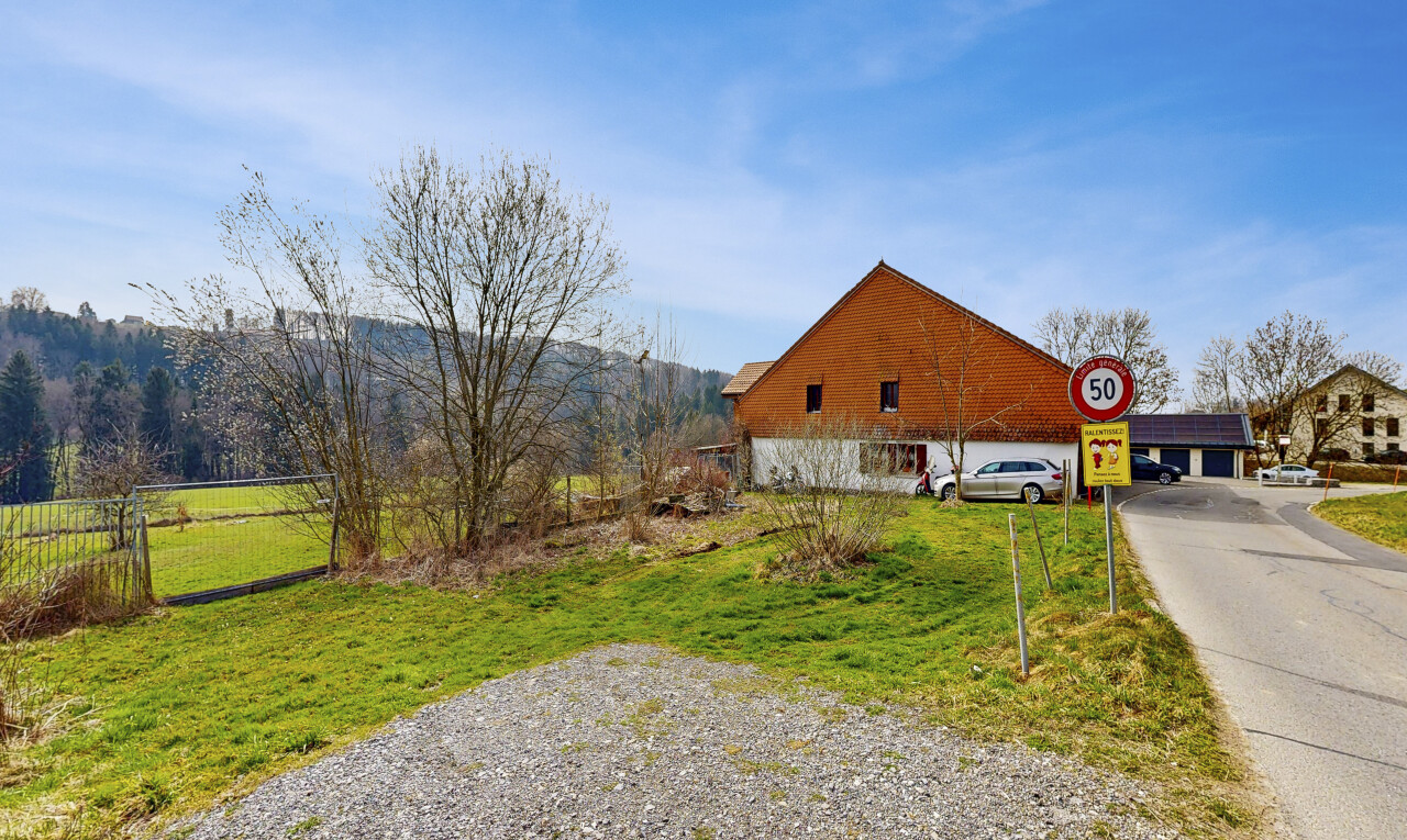 außenansicht mit day time, rasen, zaun, und parkplatz