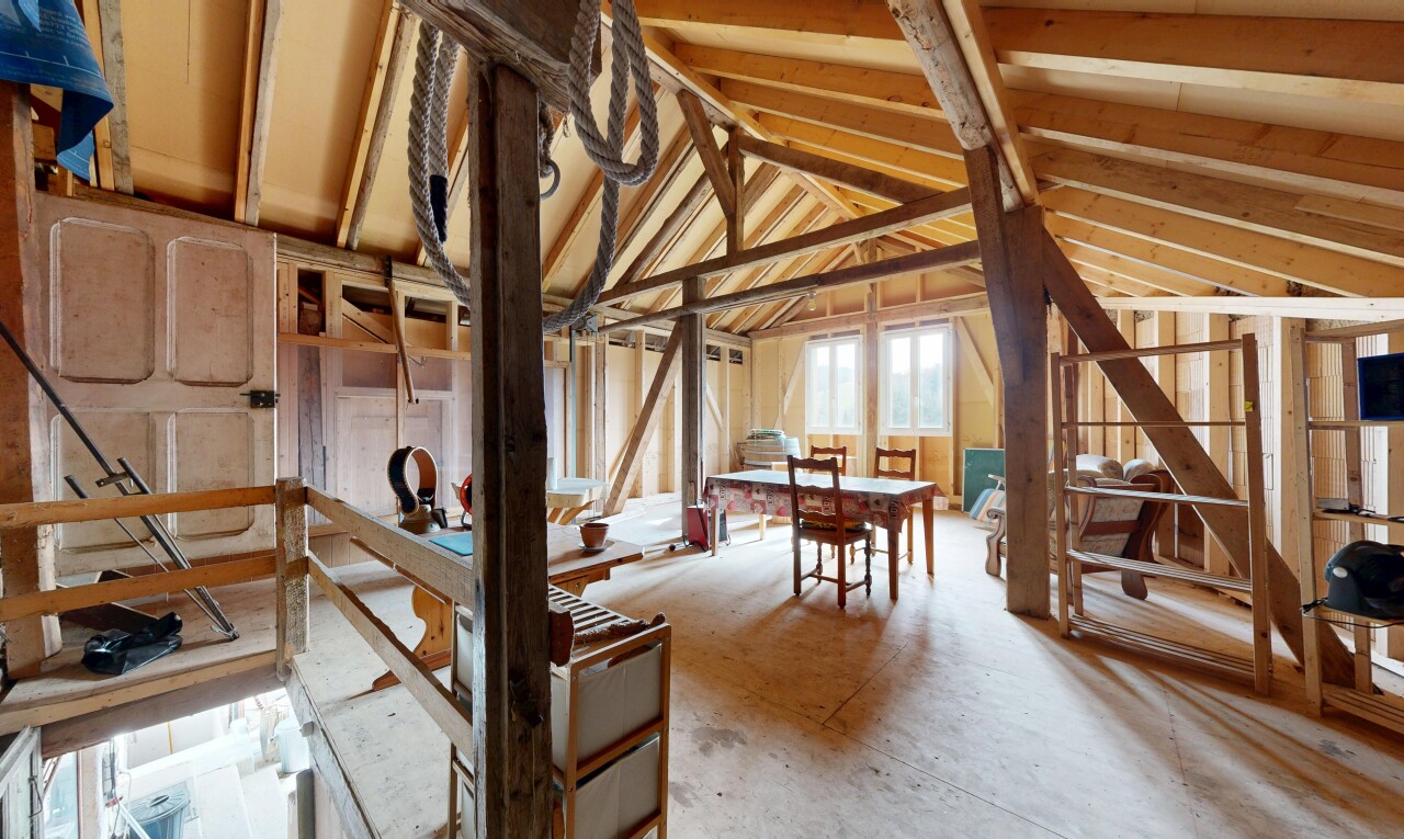 treppe mit inside property, unfinished floor, cathedral ceiling, kathedralendecke, und natural light
