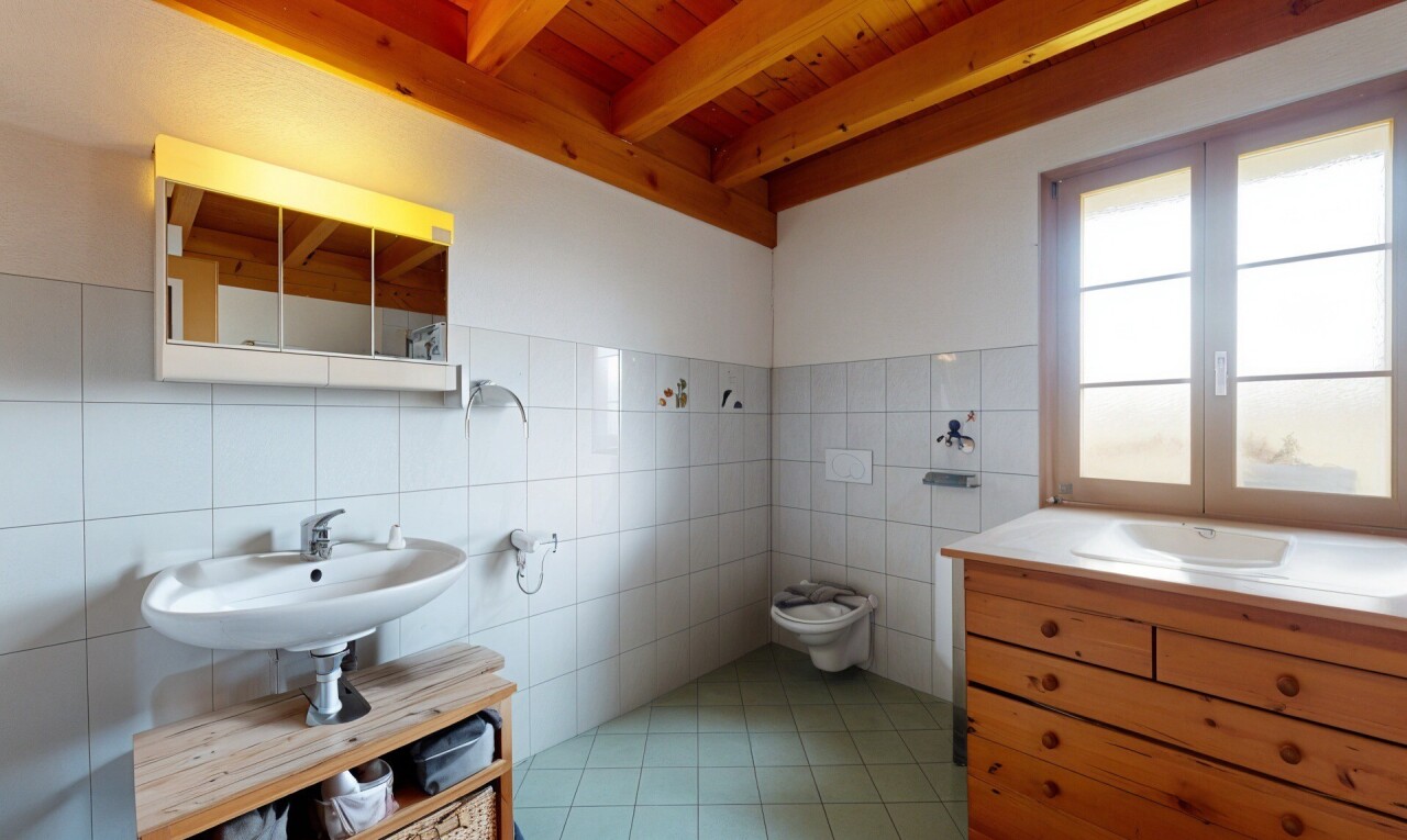 bad mit inside property, light floor, tile wall, fliesenwand, und tile floor
