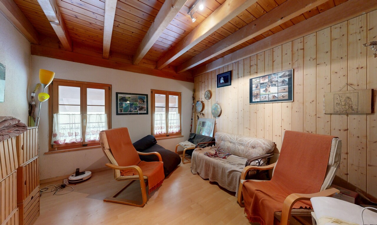 wohnzimmer mit wood finish floor, holzfußboden, inside property, wood wall, und holzwand