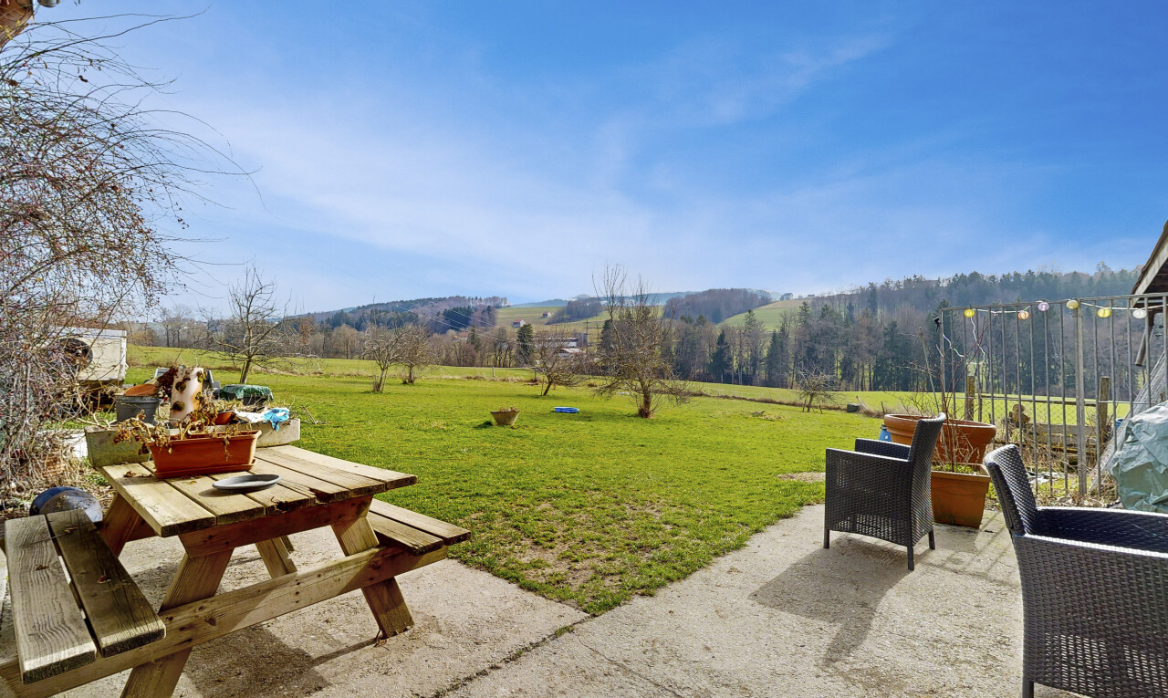 garten mit from property, rasen, terrasse, day time, und ländliche aussicht