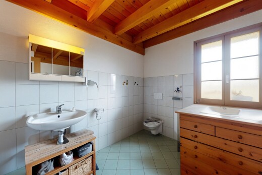 salle de bains avec inside property, light floor, tile wall, mur en carrelage, et tile floor