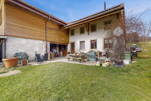 façade avec pelouse, property visible, terrasse, day time, et bardage horizontal