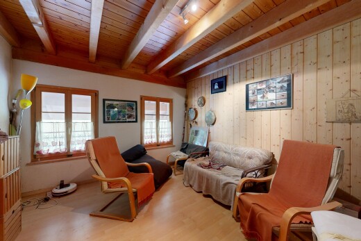 wohnzimmer mit wood finish floor, holzfußboden, inside property, wood wall, und holzwand