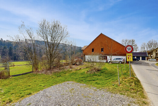 façade avec day time, pelouse, clôture, et aire de stationnement