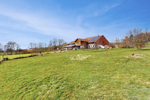 jardin avec pelouse, rural view, vue rurale, property visible, et day time