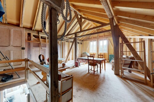escaliers avec inside property, unfinished floor, cathedral ceiling, plafond cathédrale, et natural light