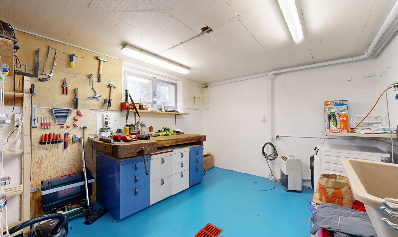 kitchen featuring finished concrete floors and blue cabinetry