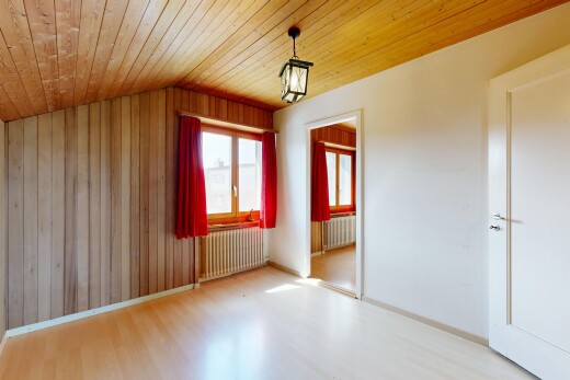 pièce vide avec plafond en bois, wood ceiling, plafond voûté, vaulted ceiling, et radiateur