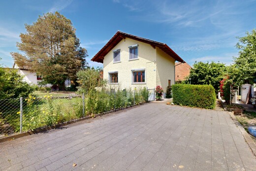 façade avec day time, property visible, et clôture