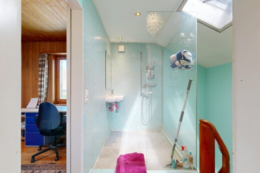 salle de bains avec douche, inside property, lumière naturelle, natural light, et salle de bain complète