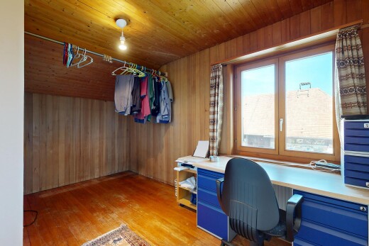 bureau avec mur en bois, wood wall, sol en finition bois, wood finish floor, et inside property
