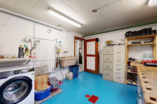 buanderie avec lave-linge et sèche-linge, inside property, sol en béton, concrete floor, et cloison sèche