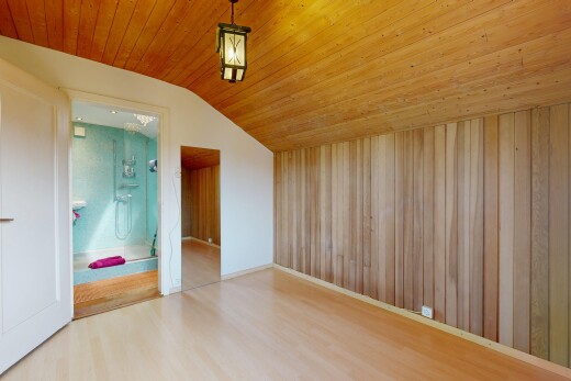 pièce vide avec sol en finition bois, wood finish floor, plafond en bois, wood ceiling, et plafond voûté